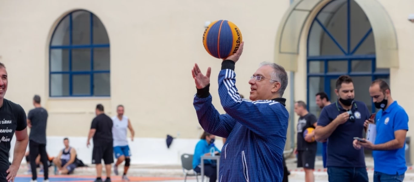 Τις αθλητικές του επιδόσεις έδειξε ο Τ.Θεοδωρικάκος - Έπαιξε σε τουρνουά 3Χ3 μπάσκετ της Αστυνομίας (φώτο)